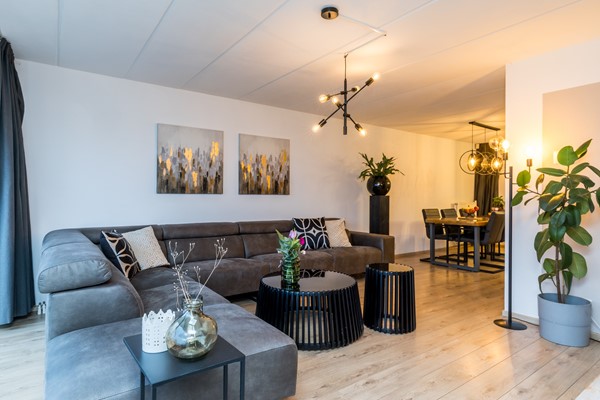 Foto - Te koop: Moderne instapklare drive-inwoning met garage, 3 slaapkamers, balkon met prachtig uitzicht en geheel bestraatte onderhoudsvriendelijke tuin met tuinkamer gelegen aan de rand van Heerlen.